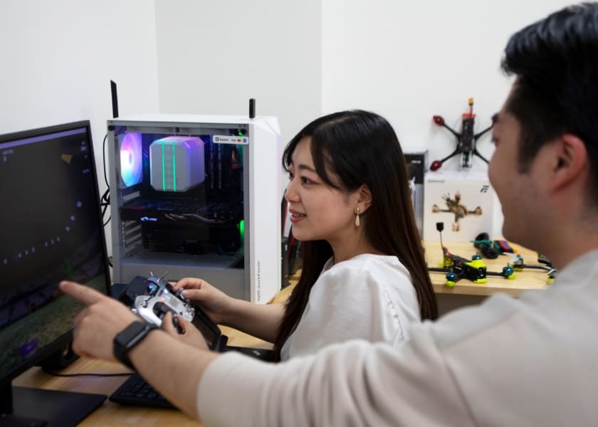 シミュレーター講習を受けている様子